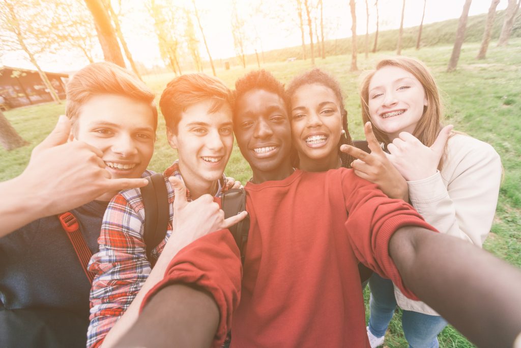 five teens taking a selfie together