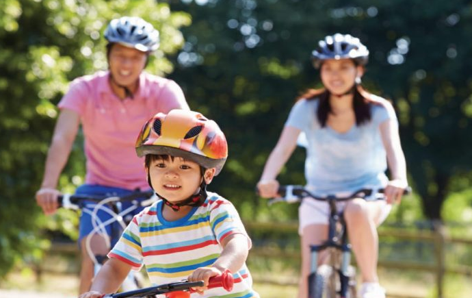 kid with parents riding bikes
